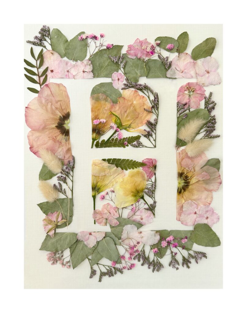 Quadratische Anordnung von gepressten Blumen und Blättern in sanften Rosa-, Gelb- und Grüntönen auf weißem Hintergrund mit innerem und äußeren Rahmen aus Blättern und Blüten.